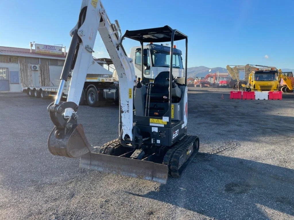 BOBCAT E20 - 001 Bobcat E20 Mini-pelle 2T Moteur Kubota avec Attache Rapide et 3 Godets d'Occasion 2017 – Image 1
