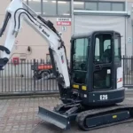 Bobcat E26 Mini-pelle Hydraulique 2.6T avec Attache Rapide et 3 Godets d'Occasion 2012