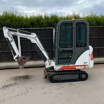 Bobcat 320 Mini-pelle 1.6T Voie Variable avec Attache Rapide et 3 Godets d'Occasion 2000