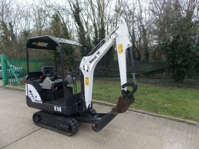 Bobcat E14 - 001 Bobcat E14 Mini-pelle 1.5T avec Pouce Hydraulique et Remorque Ifor Williams 2.6T d'Occasion 2013 – Image 1