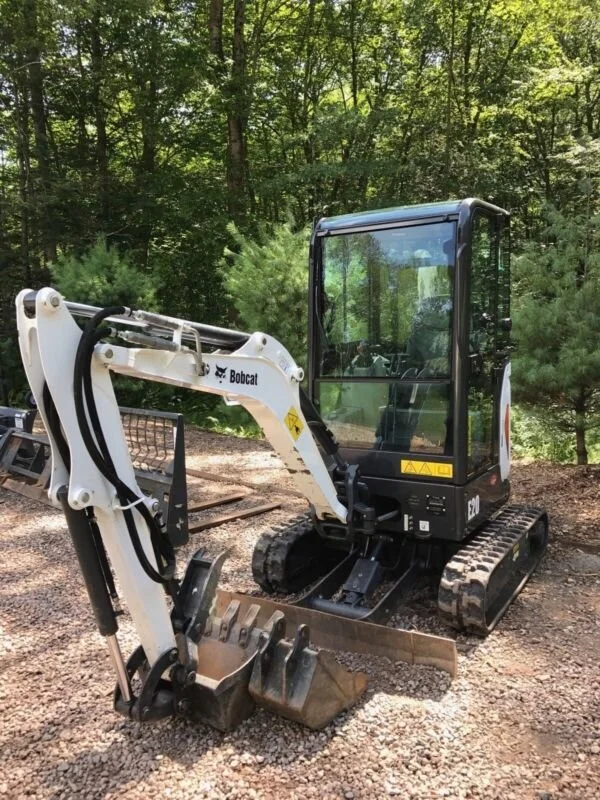Bobcat E20 - 001 Bobcat E20 Mini-pelle Hydraulique 1.8T Cabine Chauffée avec Attache Pouce et 3 Godets d'Occasion 2015 – Image 1