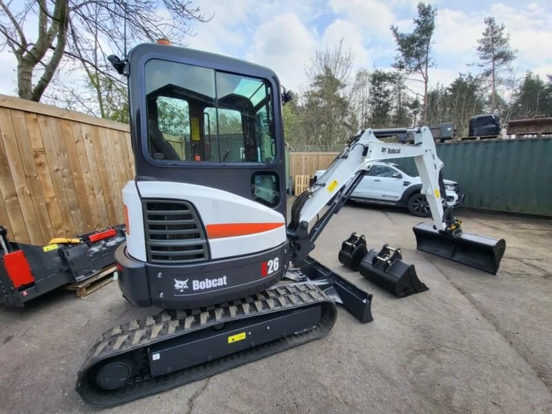 Bobcat E26 - 001 Bobcat E26 Mini-pelle 2.5T Cabine Climatisée avec Attache Rapide et 3 Godets d'Occasion 2011 – Image 1
