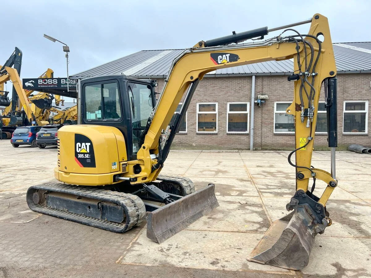 Caterpillar 305.5 E2 CR - 001 Caterpillar 305.5 E2 CR Pelle Compacte 5.2T Moteur Turbo avec 3 Godets d'Occasion 2018 – Image 1