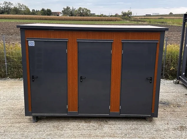 52aa76_9ff987edfafb4e1d90b3f2f48c1bda84mv2 Container Sanitaire / Pavillon de WC avec 3 Cabines – Image 1